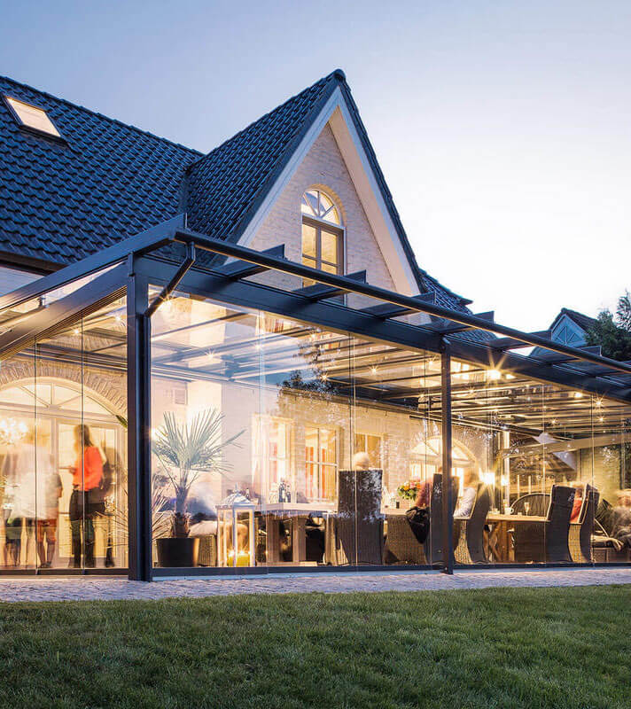 minimal frame Pier pergola enclosing backyard patio