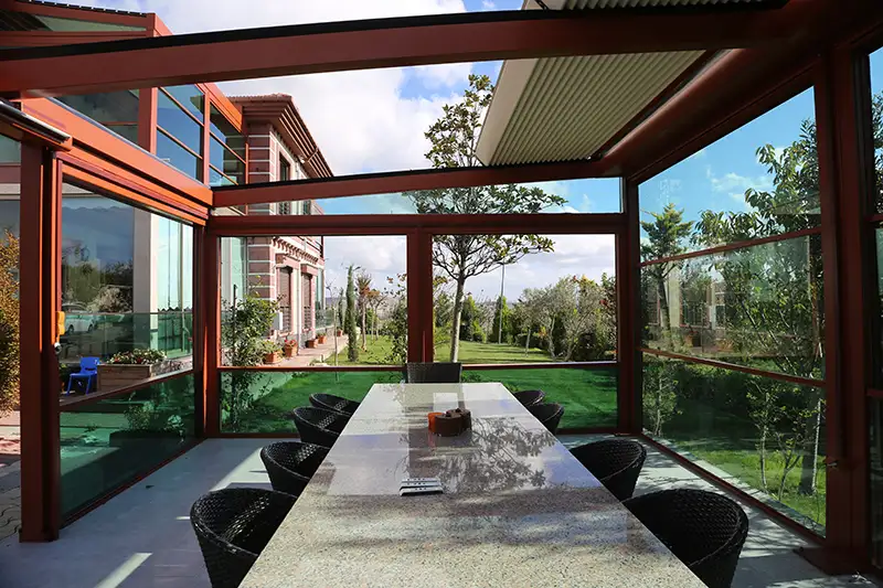 Verlass glass system offering clear views of the backyard